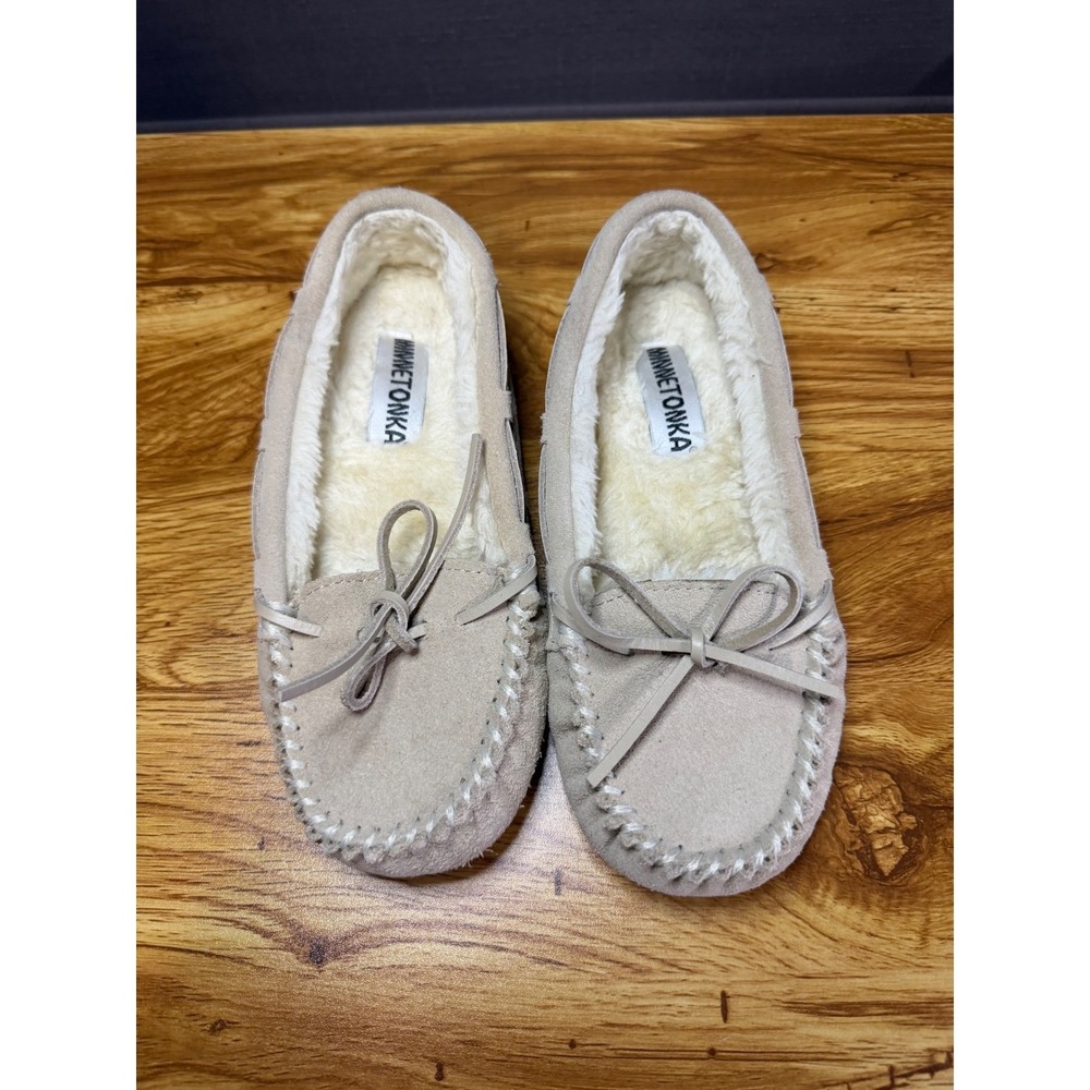 Minnetonka Women's Light Gray Callyโ Suede Moccasin Sz 6